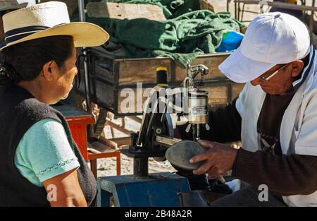 Arequipa PERU 31. AUGUST 2019: Porträt des Schuhmachers auf der Seite der Straße. Die nationale Armutsquote liegt bei über 50 Prozent. Stockfoto