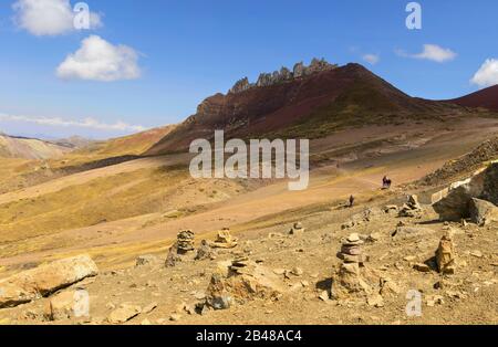 Atemberaubende Aussicht auf Vinicunca Palccoyo Rainbow Mountain (Alternative), mineralische bunte Streifen im Tal in den Anden, Cusco, Peru, Südamerika Stockfoto