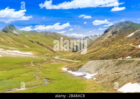 Schweiz, Graubünden, Engadin, Albulatal, Luftaufnahme von Albula Pass Road Stockfoto