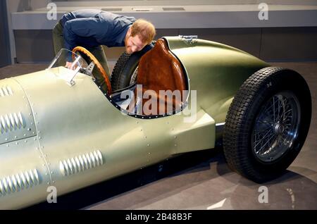 Der Herzog von Sussex betrachtet ein altes Formel-1-Auto bei einem Besuch des Silverstone Circuit in Northamptonshire, um das Silverstone Experience offiziell zu eröffnen, ein neues immersives Museum, das die Geschichte der Vergangenheit, Gegenwart und Zukunft des britischen Automobilrennens erzählt. Stockfoto