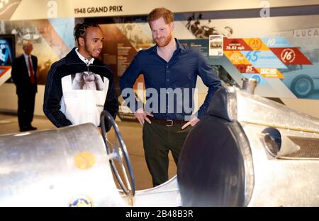 Der Herzog von Sussex spricht mit dem Formel-1-Weltmeister Lewis Hamilton bei einem Besuch des Silverstone Circuit in Northamptonshire, um das Silverstone Experience, ein neues immersives Museum, das die Geschichte der Vergangenheit, Gegenwart und Zukunft des britischen Automobilrennens erzählt, offiziell zu eröffnen. PA Foto. Bilddatum: Freitag, 6. März 2020. Siehe PA Story ROYAL Sussex. Fotogutschrift sollte lauten: Peter Nicholls/PA Wire Stockfoto