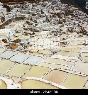 Salinas de Maras, man hat Salzbergwerke in der Nähe von Cusco, Peru, hergestellt Stockfoto