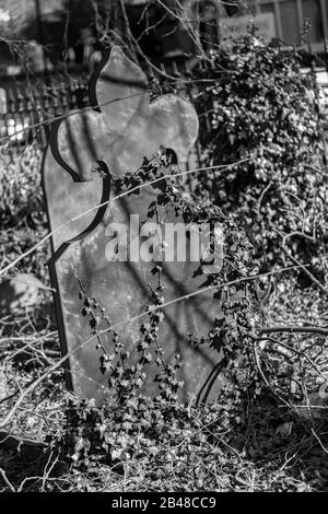 Friedhof bei Sonnenschein im Winter Stockfoto