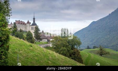 Le Gruyere / Fribourg, Schweiz - 02. Oktober 2014: Schöner Blick auf die mittelalterliche Stadt Gruyeres, die Heimat des weltberühmten Käses Le Gruyere, CAN Stockfoto