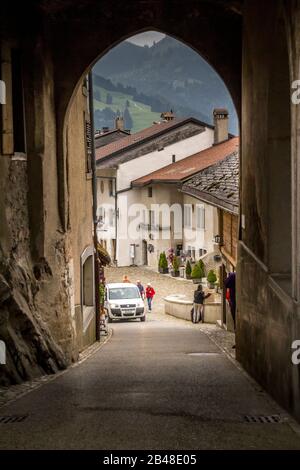 Le Gruyere / Fribourg, Schweiz - 02. Oktober 2014: Schöner Blick auf die mittelalterliche Stadt Gruyeres, die Heimat des weltberühmten Käses Le Gruyere, CAN Stockfoto