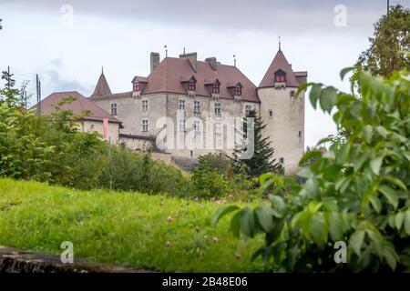 Le Gruyere / Fribourg, Schweiz - 02. Oktober 2014: Schöner Blick auf die mittelalterliche Stadt Gruyeres, die Heimat des weltberühmten Käses Le Gruyere, CAN Stockfoto