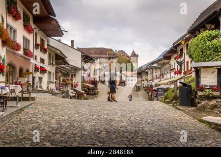 Le Gruyere / Fribourg, Schweiz - 02. Oktober 2014: Schöner Blick auf die mittelalterliche Stadt Gruyeres, die Heimat des weltberühmten Käses Le Gruyere, CAN Stockfoto