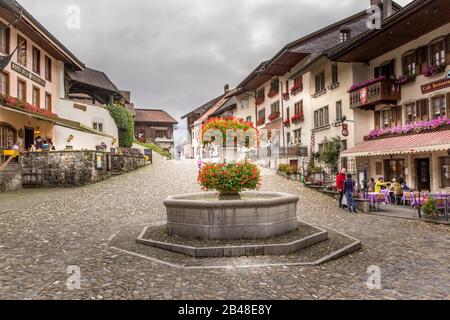 Le Gruyere / Fribourg, Schweiz - 02. Oktober 2014: Schöner Blick auf die mittelalterliche Stadt Gruyeres, die Heimat des weltberühmten Käses Le Gruyere, CAN Stockfoto