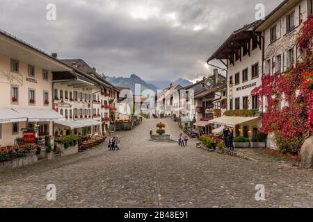 Le Gruyere / Fribourg, Schweiz - 02. Oktober 2014: Schöner Blick auf die mittelalterliche Stadt Gruyeres, die Heimat des weltberühmten Käses Le Gruyere, CAN Stockfoto