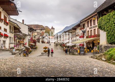 Le Gruyere / Fribourg, Schweiz - 02. Oktober 2014: Schöner Blick auf die mittelalterliche Stadt Gruyeres, die Heimat des weltberühmten Käses Le Gruyere, CAN Stockfoto