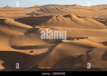 Buggy auf Sanddünen in der Nähe von Hucachina, Ica, Peru Stockfoto