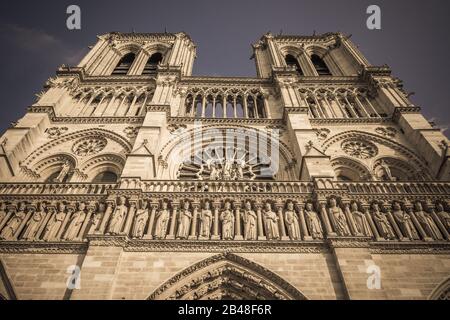 Kathedrale Notre Dame, Paris, an einem warmen und sonnigen Nachmittag die beiden Türme hoch schauend Stockfoto