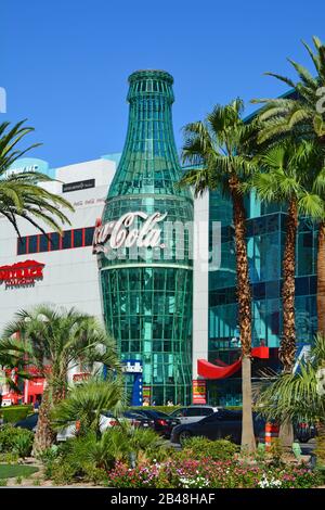 Las Vegas NV, USA 09-15-14 Coca-Cola Store am Strip mit seiner riesigen Flasche ist die emblematischste Getränkemarke der Welt Stockfoto