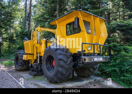 WIBR, Vibrator Vehicle, das seismische Wellen erzeugt, die in geophysikalischen Untersuchungen verwendet werden, Lukasiewicz Museum of Oil and Gas Industry in Bobrka, Malopolska, Polen Stockfoto