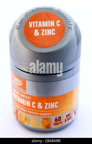 Eine Plastikflasche Vitamin C und Zink-Supplement-Tabletten zur Stärkung des Immunsystems Stockfoto