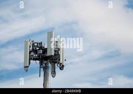 Mobilfunk-Tower-Antenne des mobilen 4G- und 5G-Kommunikationssystems in Brisbane, Australien Stockfoto