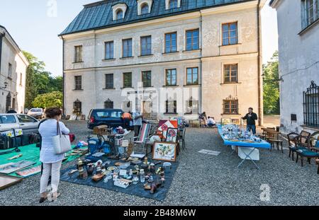 Flohmarkt im Dukla Palace, heute Historisches Museum, in Dukla, Malopolska, Polen Stockfoto