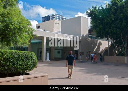 Brisbane, Queensland, Australien - 15. Januar 2020: Eingang des Art Gallery Museum of Brisbane mit Menschen, die vor dem Gebäude spazieren Stockfoto