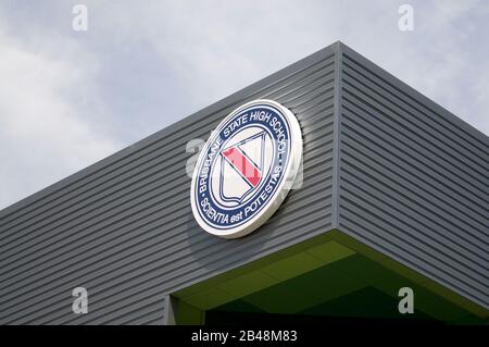 Brisbane, Queensland, Australien - 27. Januar 2020: Blick auf das Logo der Brisbane State High School, das am Schulgebäude in Brisbane, Australi, hängt Stockfoto