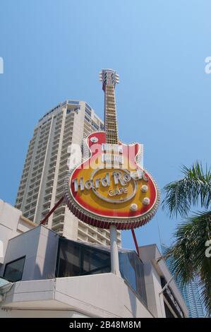 Surfers Paradise, Queensland, Australien - 8. Dezember 2019 : Blick auf das riesige Schild des Hardrock aus Gitarre, das im Restaurant in Surfers Paradis hängt Stockfoto