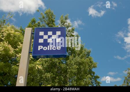 Eumundi, Queensland, Australien - 1. Februar 2020: Blick auf das schild der australischen Polizei gegen einen blauen Himmel, der sich außerhalb einer Polizeistation in Eumundi befindet, Stockfoto