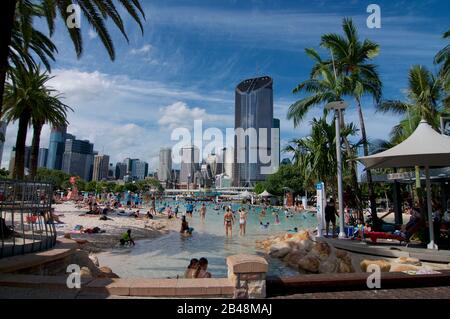 Brisbane, Queensland, Australien - 27. Januar 2020: Blick auf den künstlichen Strandabschnitt der South Bank und die Pools an einem sonnigen Tag mit vielen Touristen Stockfoto