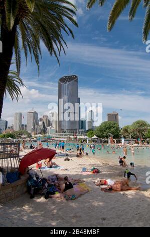 Brisbane, Queensland, Australien - 27. Januar 2020: Blick auf den künstlichen Strandabschnitt der South Bank und die Pools an einem sonnigen Tag mit vielen Touristen Stockfoto