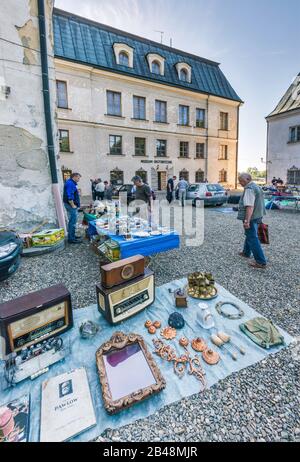 Flohmarkt im Dukla Palace, heute Historisches Museum, in Dukla, Malopolska, Polen Stockfoto