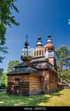Griechisch-katholische Kirche, 1801, Holz-Schindelsiding, aus Ropki, Lemkos Ethnie, Museum für ländliche Architektur in Sanok, Malopolska, Polen Stockfoto