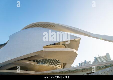 Valencia, Spanien - 17. Februar 2020: Dach und Brücke Palau des Arts Reina Sofia in der Stadt der Künste und Wissenschaften, entworfen von den Architekten Santiago Calatr Stockfoto