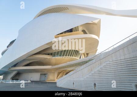 Valencia, Spanien - 17. Februar 2020: Moderne Architektur von Palau des Arts Reina Sofia in der Stadt der Künste und Wissenschaften, entworfen von den Architekten Santiago Stockfoto