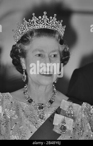 Königin Elizabeth II tragen volle Abendkleid, Tiara und Juwelen an einem Anlass in Barbados. 1989 Stockfoto