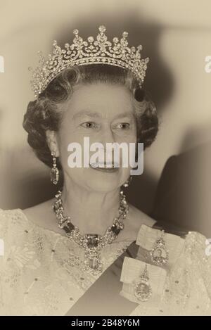 Königin Elizabeth II tragen volle Abendkleid, Tiara und Juwelen an einem Anlass in Barbados. 1989 Stockfoto