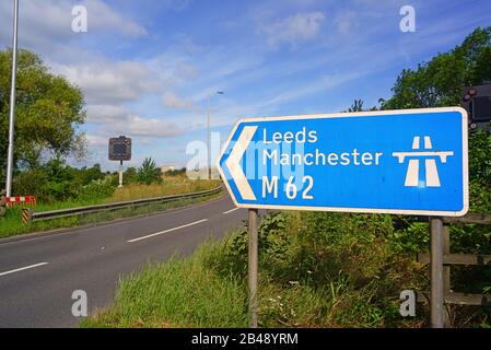 Fahren Sie an der M62-Autobahnabfahrt nach leeds und manchester an der Anschlussstelle leeds yorkshire UK Stockfoto