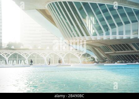 Valencia, Spanien - 17. Februar 2020: Touristen, die am Teich von Palau des Arts Reina Sofia in der von Architekten entworfenen Stadt der Künste und Wissenschaften spazieren gehen Stockfoto