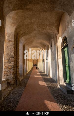 Torbogen in der Altstadt von Imperia, Region Ligurien, Italien Stockfoto