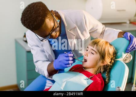 Ein Kind an der Zahnarztaufnahme, Zahnpflege im Nahbereich, Kinderzahnheilkunde. Stockfoto