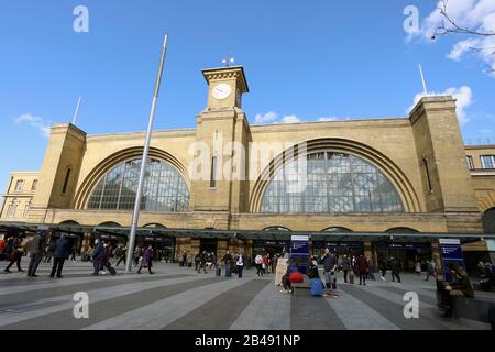 London/Großbritannien - 6. März 2020: Außenansicht des Bahnhofs Kings Cross in London Stockfoto