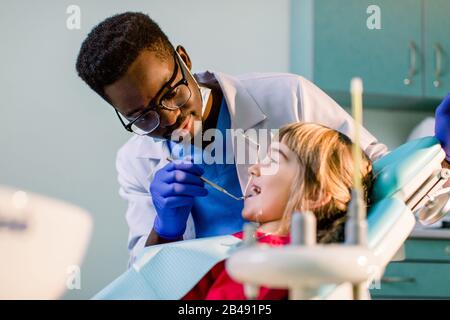 Ein Kind an der Zahnarztaufnahme, Zahnpflege im Nahbereich, Kinderzahnheilkunde. Stockfoto