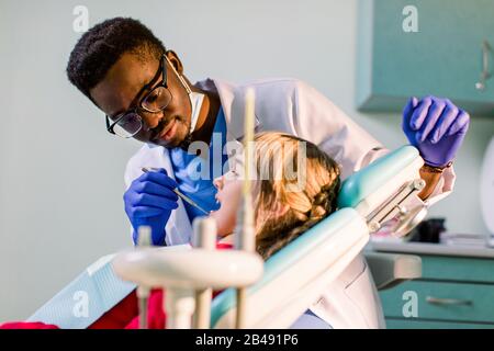 Ein Kind an der Zahnarztaufnahme, Zahnpflege im Nahbereich, Kinderzahnheilkunde. Stockfoto