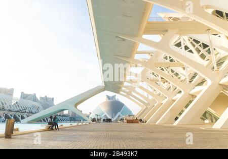 Valencia, Spanien - 17. Februar 2020: Gehweg entlang der Stadt der Künste und Wissenschaften, entworfen von den Architekten Santiago Calatrava und Felix Candela Stockfoto