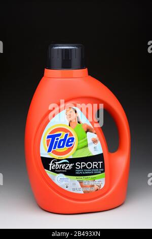 Irvine, CA - 11. Januar 2013: Eine 100-Unzen-Flasche Tide Febreze Sport Waschmittel. Tide hat mehr als 30% des Flüssigkeits-Waschmittelmarktes, mit Stockfoto
