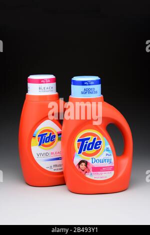 Irvine, CA - 11. Januar 2013: Zwei 50-Unzen-Flaschen Tide-Flüssigwaschmittel. Tide hat mehr als 30% des Flüssigwaschmittelmarktes, mit mehr als tw Stockfoto
