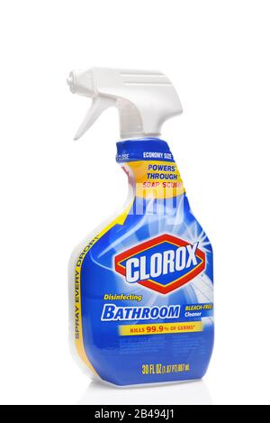 Irvine, KALIFORNIEN - 20. AUGUST 2019: Eine Kunststoff-Sprühflasche mit Clorox Desinfizierendem Badezimmerreiniger. Stockfoto