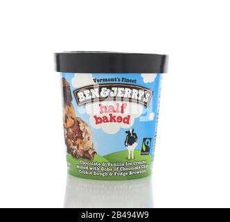 Irvine, KALIFORNIEN - 16. NOVEMBER 2016: Ein Karton mit Ben und Jerrys halbgebackener Eiscreme. Das Unternehmen mit Sitz in Vermont produzierte Gourmet-Eis mit u. Stockfoto