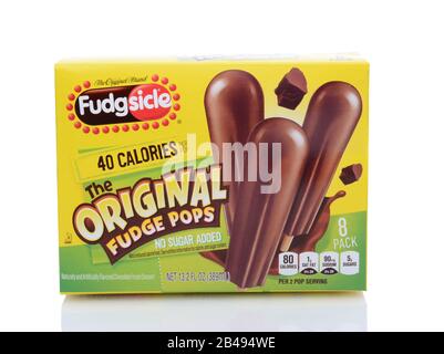 Irvine, CA - 14. Mai 2014: Eine 8-er Packung mit gefrorenen Dessertbars der Marke Fudgsicle. Fudgsicle ist eine eingetragene Marke von Unilever. Stockfoto