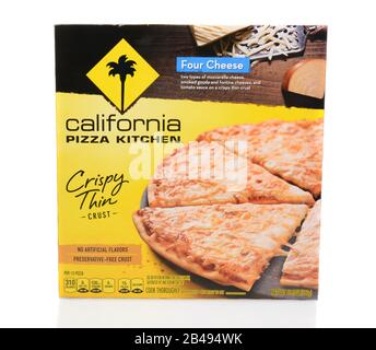 Irvine, CA - 12. SEPTEMBER 2014: Eine Schachtel California Pizza Kitchen's Frozen Four Cheese Pizza. Cpk ist auf innovative und nicht traditionelle Pizza spezialisiert Stockfoto