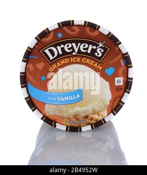 Irvine, CA - 29. Januar 2014: Ein Karton von Dreyers Grand Ice Cream Vanilla. Eine Tochtergesellschaft von Nestlé, Dreyer's, wird in den westlichen USA und als E vertrieben Stockfoto