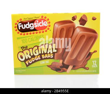 Irvine, CA - 12. DEZEMBER 2014: Eine 8-er Packung Fudgsicle Brand Original Fudge Bars. Fudgsicle ist eine eingetragene Marke von Unilever. Stockfoto