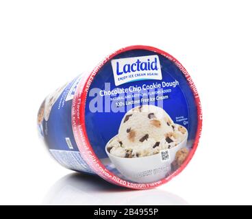 Irvine, KALIFORNIEN - 14. AUGUST 2019: Ein Karton mit Lactaid Chocolate Chip Cookie Teig Eiscreme. Stockfoto